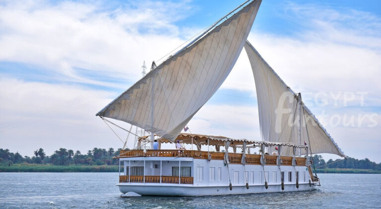 Dahabiya Sailing