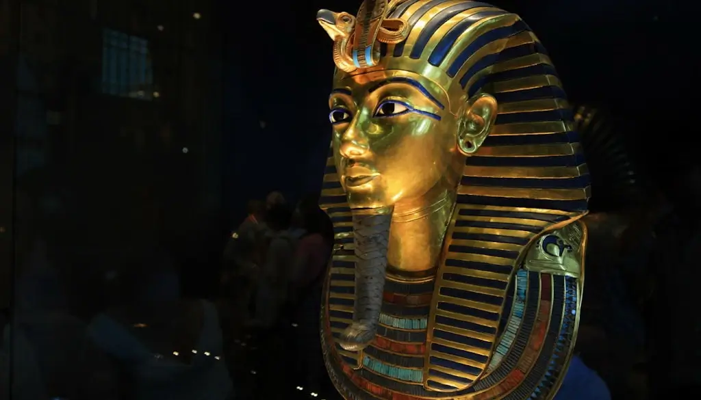 A King in an Age of Chaos The World That Created Tutankhamun