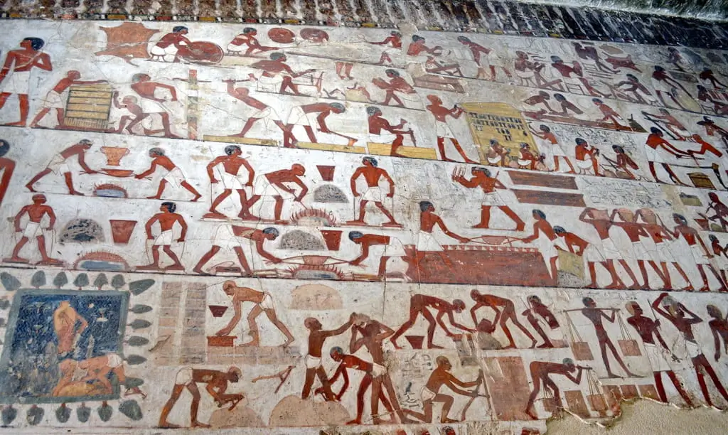 Artistic Style and Architectural Evolution in TT100